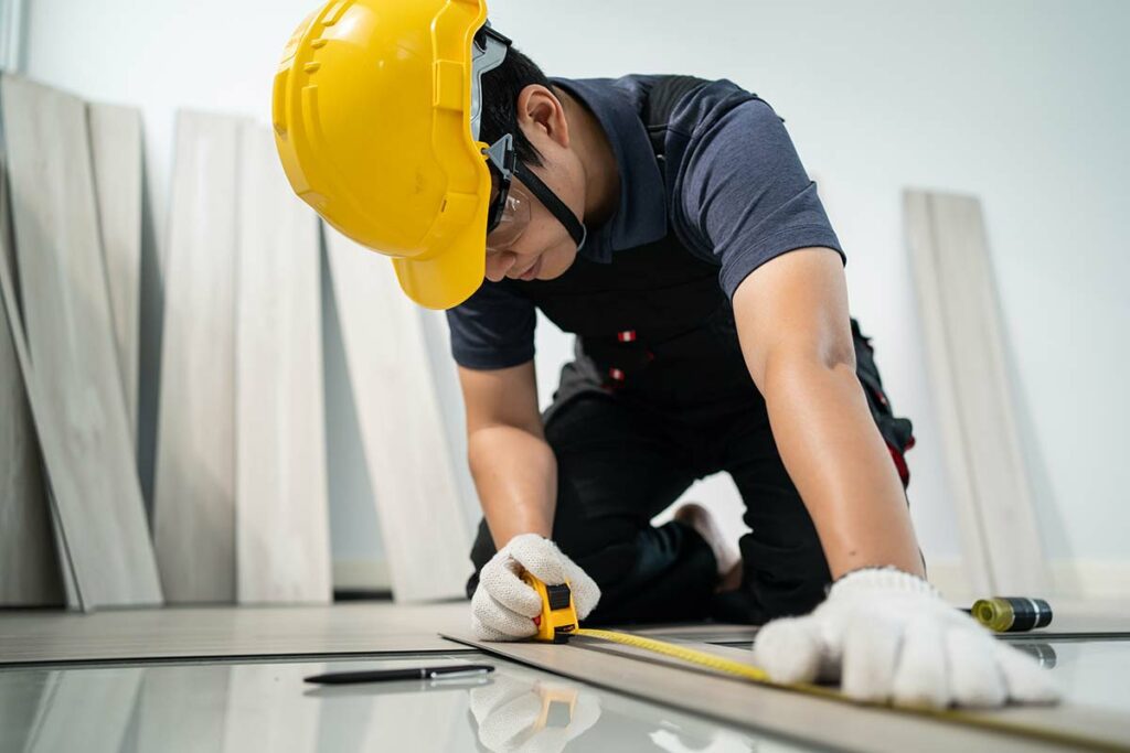 profesional instalando parquet